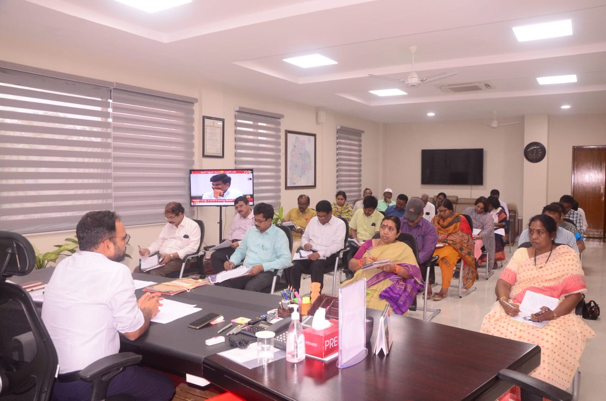 Collector_MBD's tweet photo. సోమవారం ఐడిఓసి లోని కలెక్టర్ కార్యాలయ సమావేశ మందిరంలో వసతి గృహాల నిర్వహణపై జిల్లాలోని అన్ని సంక్షేమ శాఖల అధికారులు వైద్యాధికారులు విద్యుత్ శాఖ అధికారులు మిషన్ భగీరథ అధికారులతో జిల్లా కలెక్టర్ కె.శశాంక సమావేశం నిర్వహించారు. https://t.co/su0XTdShTL