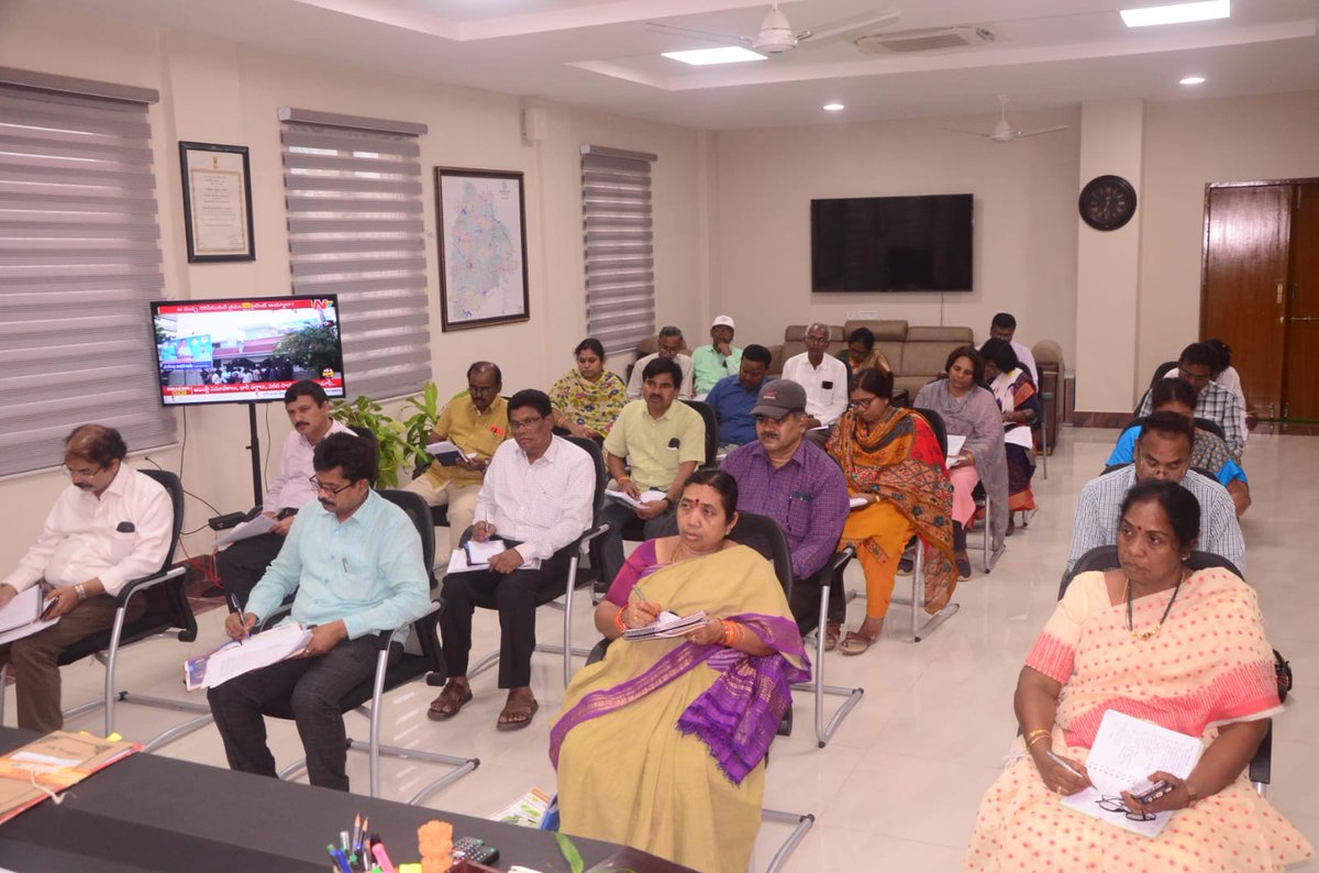 Collector_MBD's tweet photo. సోమవారం ఐడిఓసి లోని కలెక్టర్ కార్యాలయ సమావేశ మందిరంలో వసతి గృహాల నిర్వహణపై జిల్లాలోని అన్ని సంక్షేమ శాఖల అధికారులు వైద్యాధికారులు విద్యుత్ శాఖ అధికారులు మిషన్ భగీరథ అధికారులతో జిల్లా కలెక్టర్ కె.శశాంక సమావేశం నిర్వహించారు. https://t.co/su0XTdShTL