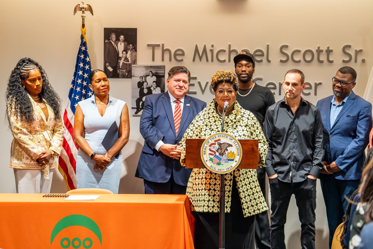 NLEN_Jobs's tweet photo. RECAP: Last Friday we welcomed .@GovPritzker .@LtGovStratton .@REFORM and Meek Mill to our campus for the signing of SB4023. Here's a media roundup and recap below! 🧵#twill #CreatingACommunityThatWorks https://t.co/nknGD9MSsr