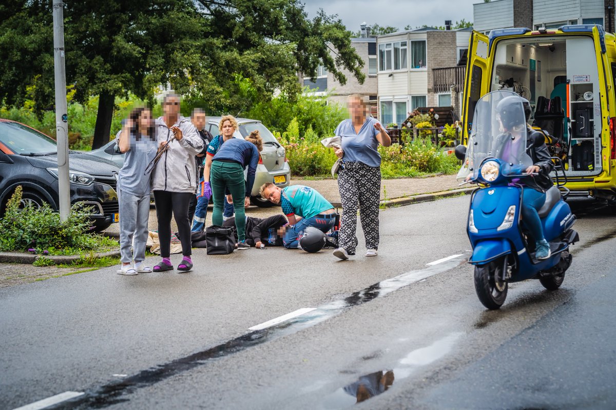 JeffreyNOB's tweet photo. Vanmiddag een melding van een ongeluk met een scooter. Helaas vonden bekenden het nodig om al dreigend op mij af te komen en ligt te duwen. De jongen bleek 15 jaar te zijn, stel je voor dat het naar buiten komt. #Reidans #Capelle https://t.co/SCbWyj1Omk