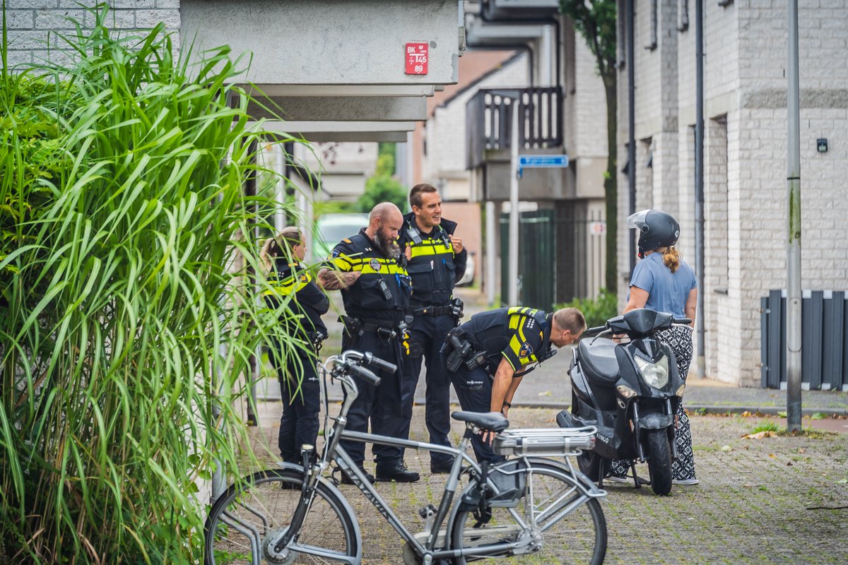 JeffreyNOB's tweet photo. Vanmiddag een melding van een ongeluk met een scooter. Helaas vonden bekenden het nodig om al dreigend op mij af te komen en ligt te duwen. De jongen bleek 15 jaar te zijn, stel je voor dat het naar buiten komt. #Reidans #Capelle https://t.co/SCbWyj1Omk