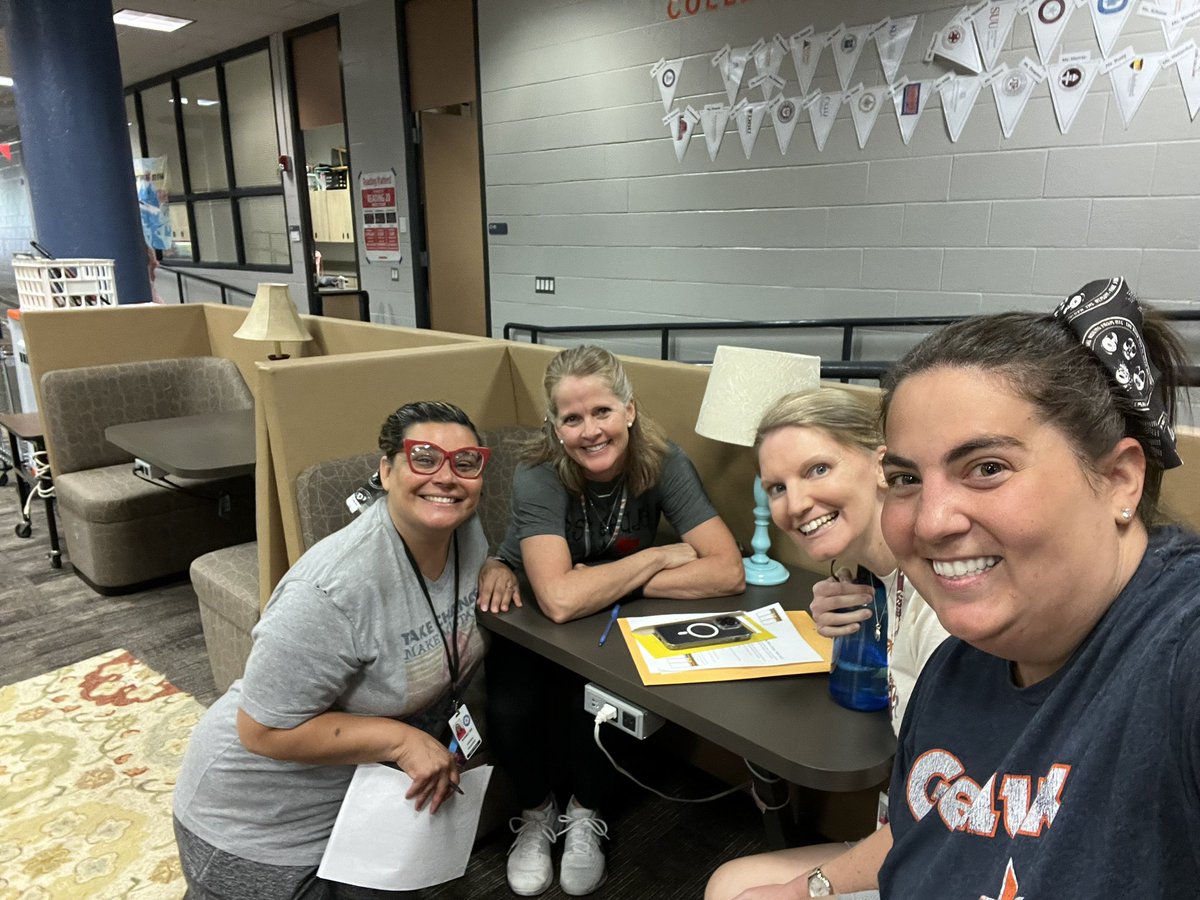 mseakin_PFE's tweet image. First grade finds joy in books and reading! #pfeishappy @HumbleISD_PFE