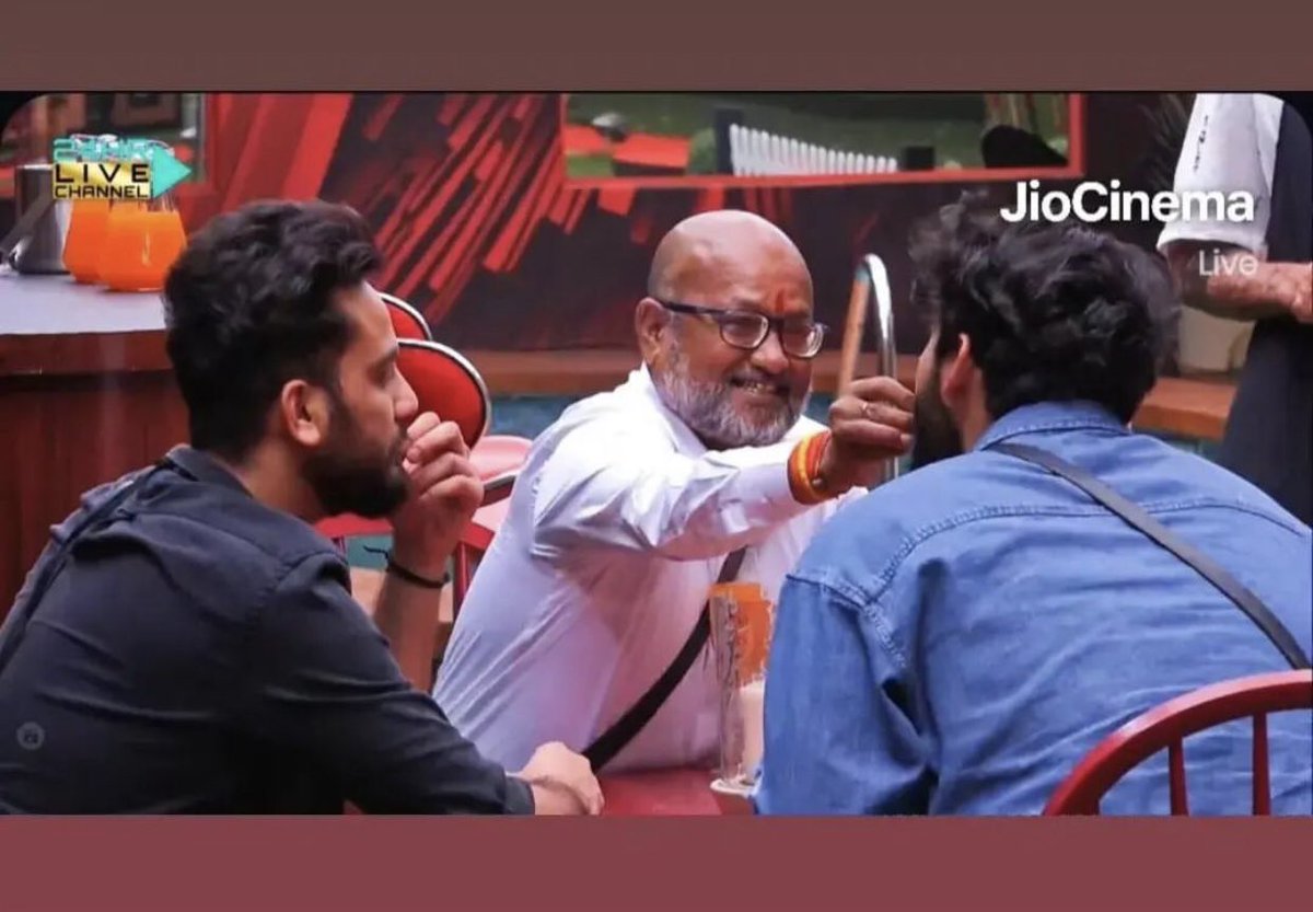 hia_sha's tweet image. Their are not just get attached with each other’s , but also get connected with their family members….,Such a pure bond ❤️. Missing you #AashikaBhatiya .
#UNBREAKABLE_ELVISH_YADAV #MANISHADESERVERESPECT #AbhisekMalhan #Abhisha #Elvisha