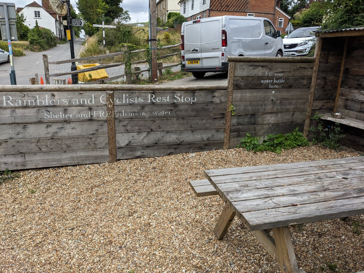 neil_robandrews's tweet image. Stumbled across a "rest stop" for walkers &amp;amp; cyclists along the North Downs Way (Hollingbourne)

Benches &amp;amp; even a water-refilling station! 👍