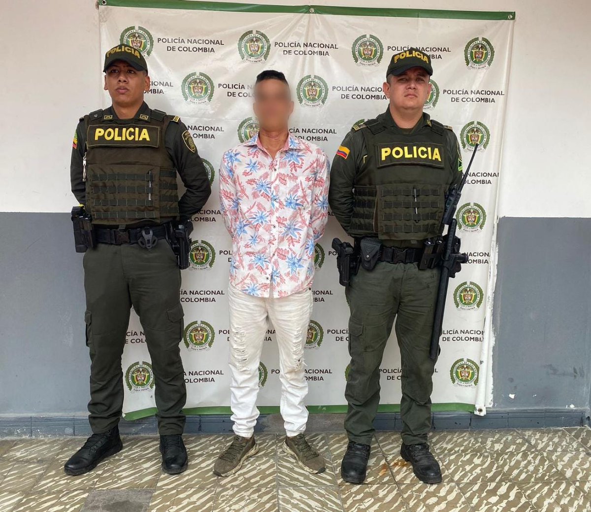 HuilaPolicia's tweet photo. En medio de una discusión este sujeto agredió con un arma blanca a su compañera sentimental en Tello, la oportuna reacción del cuadrante permitió su captura y judicialización. #DiosYPatria https://t.co/z6eiflRqa8