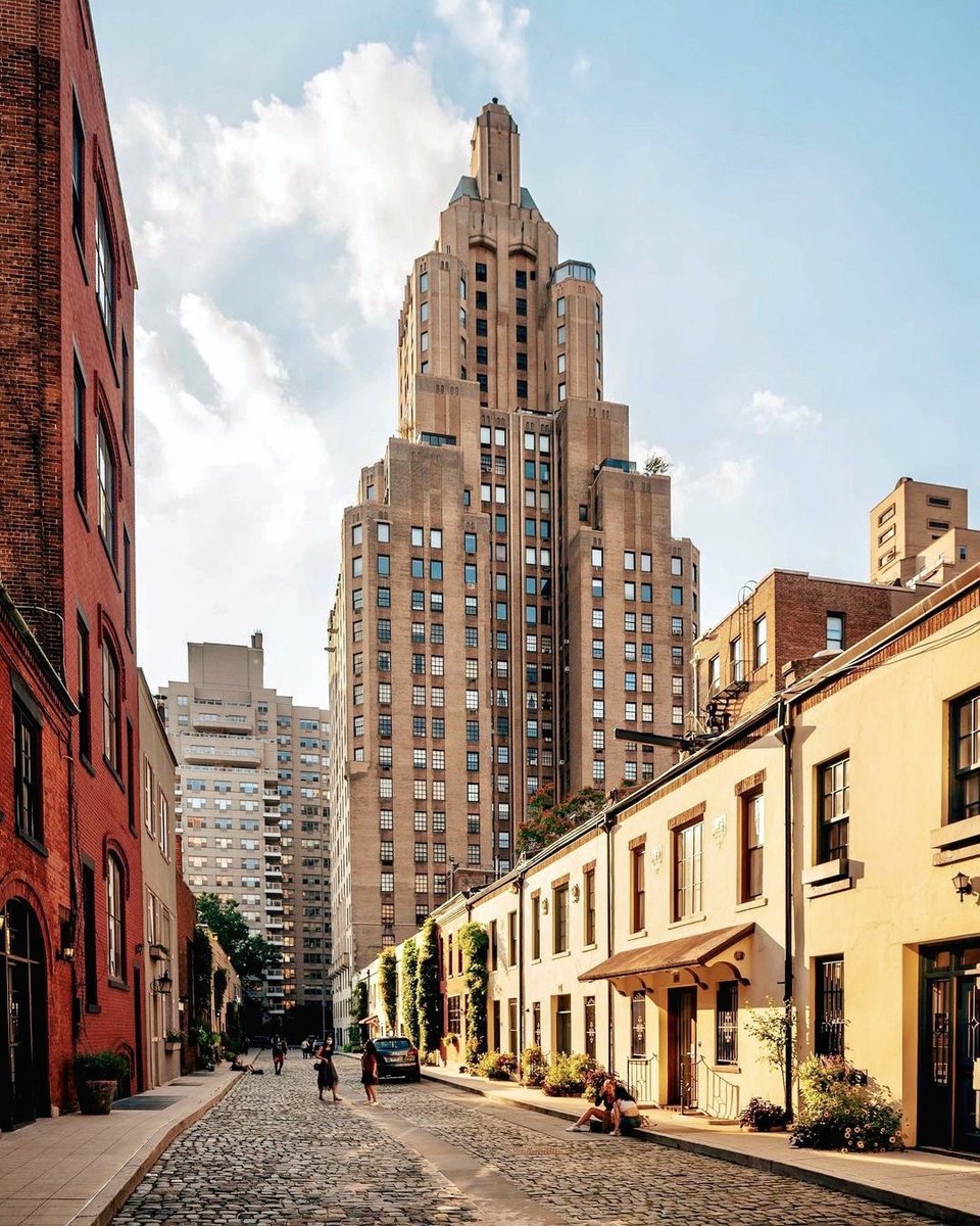 Monday vibes in NYC… your next urban escape is calling in the heart of downtown. Link in bio to book 🌞

Captured by @joethommas