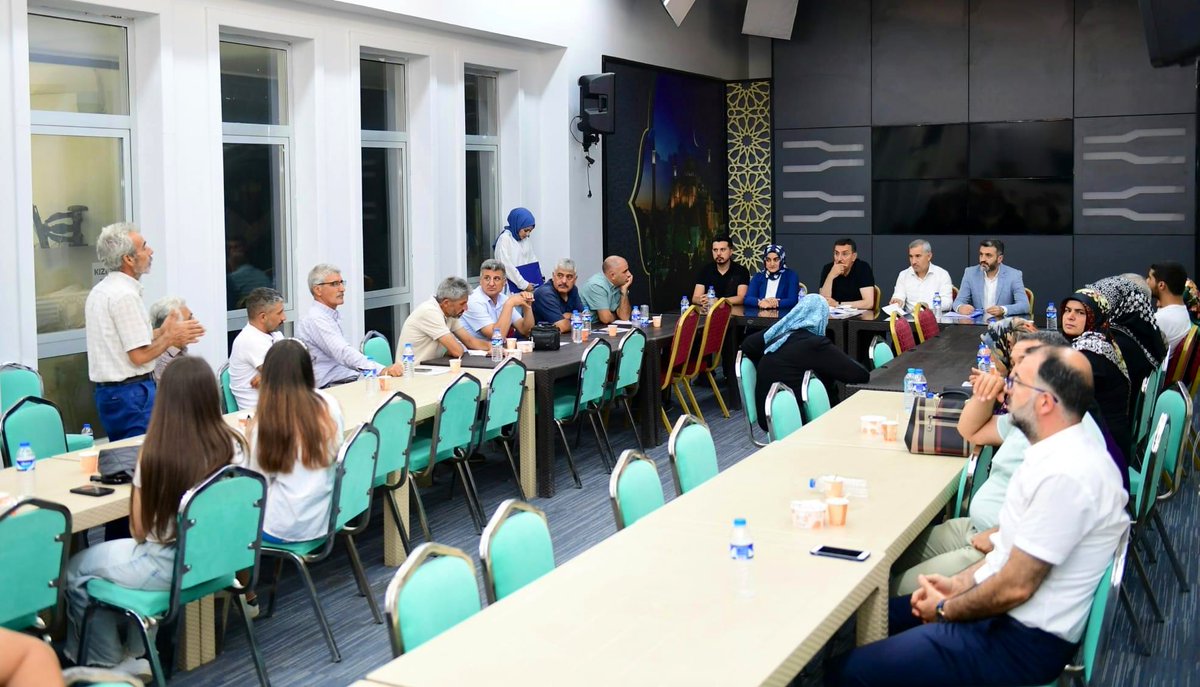 esn_ylmz44's tweet photo. Milletvekilimiz Sayın Bülent Tüfenkçi ve Belediye Başkanımız Sayın Mehmet Çınar’ın katılımlarıyla mahalle başkanları ile istişare toplantımızı gerçekleştirdik.

Rabbim birlik beraberliğimizi daim kılsın.

“Yeşilyurt’un Farkındayız” https://t.co/MTqCR87eUY