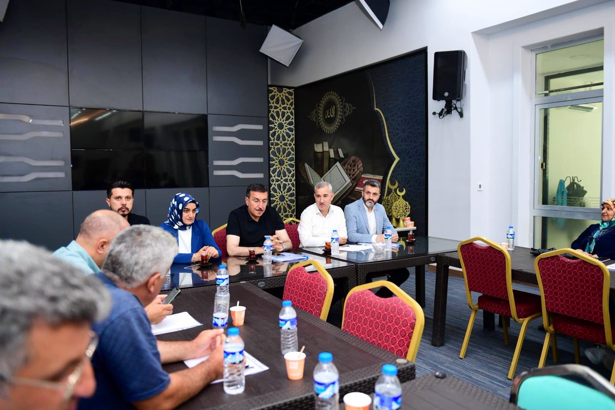 esn_ylmz44's tweet photo. Milletvekilimiz Sayın Bülent Tüfenkçi ve Belediye Başkanımız Sayın Mehmet Çınar’ın katılımlarıyla mahalle başkanları ile istişare toplantımızı gerçekleştirdik.

Rabbim birlik beraberliğimizi daim kılsın.

“Yeşilyurt’un Farkındayız” https://t.co/MTqCR87eUY
