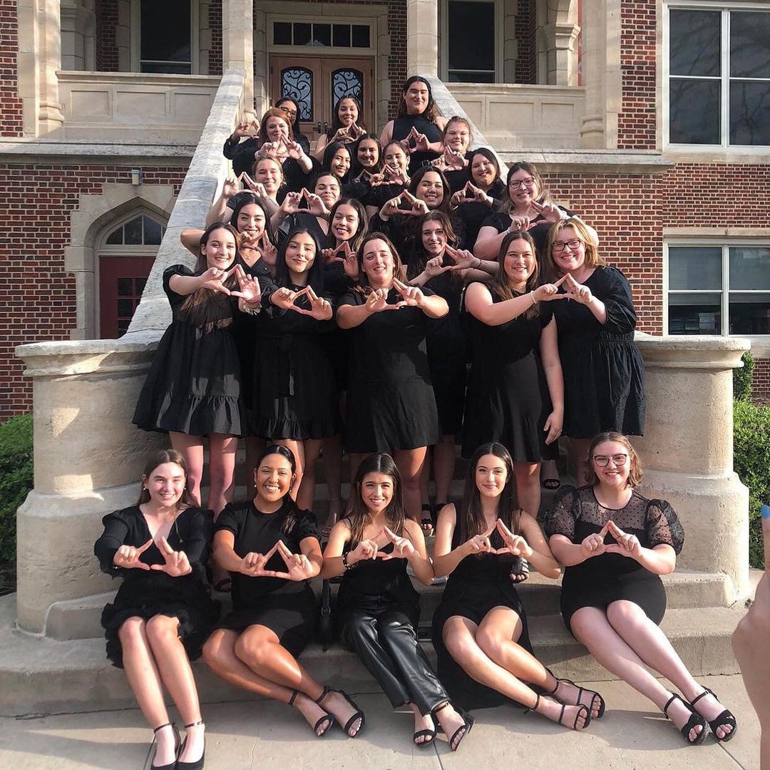 DPhiEIHQ's tweet photo. This spring, DPhiE welcomed over 1,200 undergraduate members initiated into our sisterhood! 💜 

The largest class this spring was the Omega chapter at the University of Miami, with 83 new members.

#DphiE #UMiami #Sisters https://t.co/WEzkyl1qsO