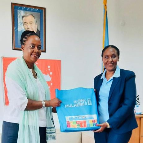 ONUMocambique's tweet photo. Continuando com as visitas de apresentação, Catherine Sozi, Chefe da #ONU🇲🇿, visita a @onumulheresmz.

@UN_Women trabalha para promover a igualdade de gênero e o empoderamento das mulheres em todo o mundo, incluindo em Moçambique https://t.co/cIGIRAJZES