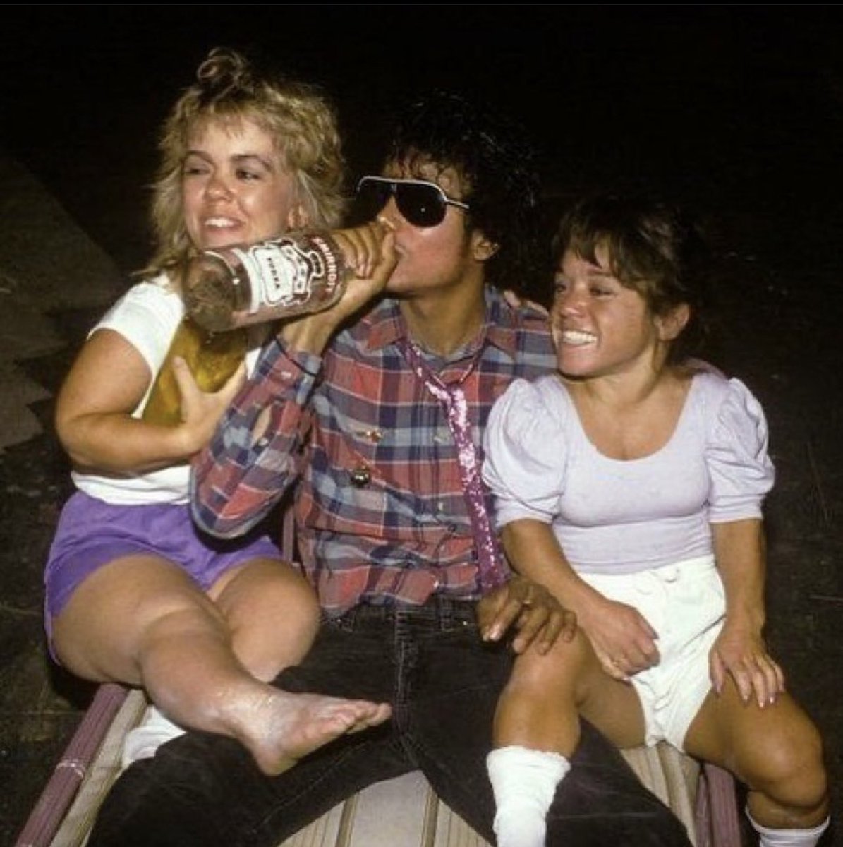 HardestFitPics's tweet photo. Micheal Jackson with two Dwarfs, 1990 https://t.co/U5lO8ywnO1