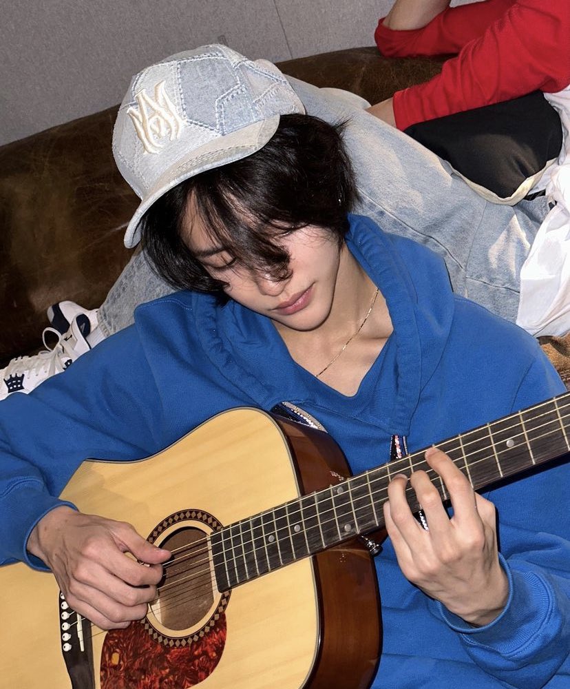 riizepics's tweet photo. GUITARIST WONBIN 🎸 https://t.co/HVvONyE9ML