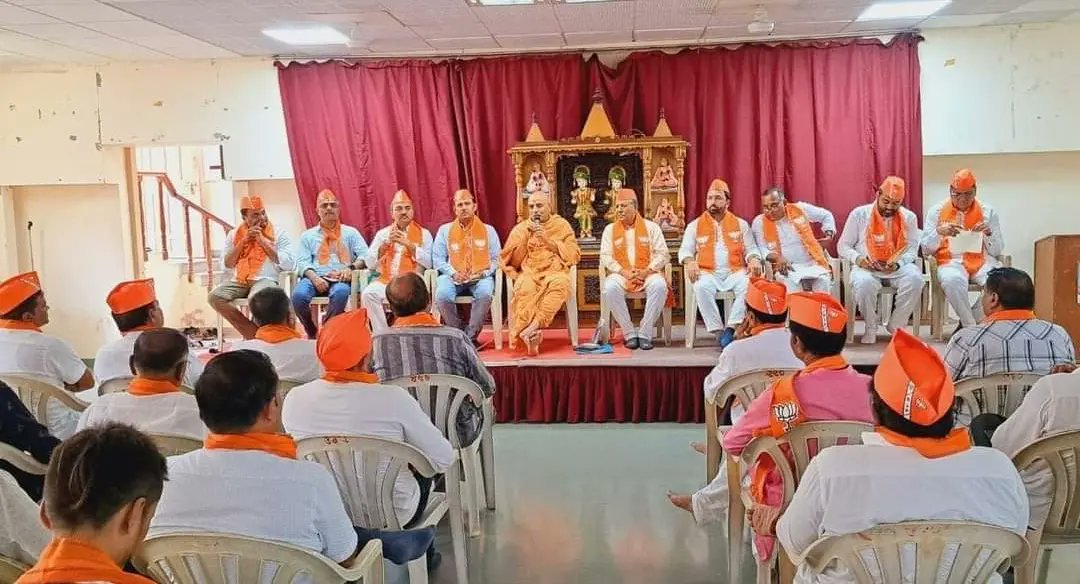 AlpeshPanara4's tweet photo. આજરોજ BAPS મંદિર, ગઢડા ખાતે આગામી ૧૨, ૧૩ ઓગસ્ટ ૨૦૨૩ ના રોજ યોજાનાર "જીલ્લા પંચાયત સદસ્ય પ્રશિક્ષણ વર્ગ"  અંતર્ગત પ્રશિક્ષણ વર્ગના ઇન્ચાર્જશ્રી, વ્યવસ્થાના મુખ્ય અગ્રણીશ્રી તેમજ વિવિધ વિભાગના ઇન્ચાર્જશ્રીઓ સાથે પ્રશિક્ષણ વર્ગની  આયોજનની બેઠક યોજાઈ હતી. https://t.co/dJHgySXstY
