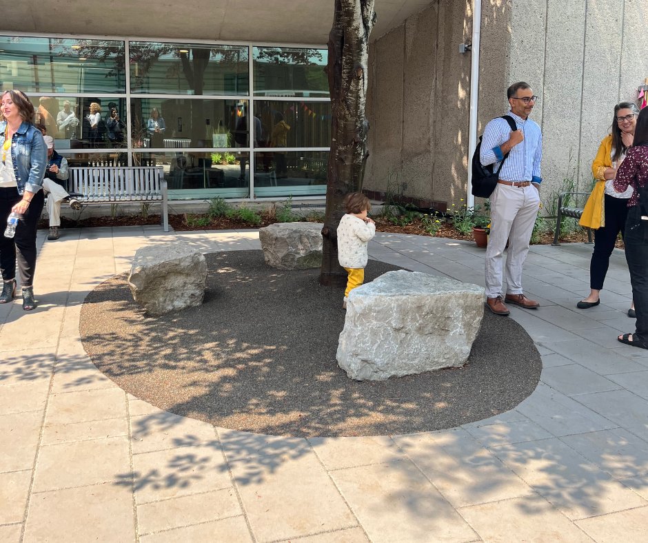 UnilockLife's tweet photo. Grab a book and head on over to the Burlington Public Library's Reading Garden.📚
—————
Project: Reading Garden (Burlington Public Library)
✎ #SeferianDesignGroup
👷♂️ #ELPLandscapes
—————
#Unilock #burlingtonpubliclibrary #beaconhillsmooth #pavers #hardscape #architecture https://t.co/uvFzYuTgAa