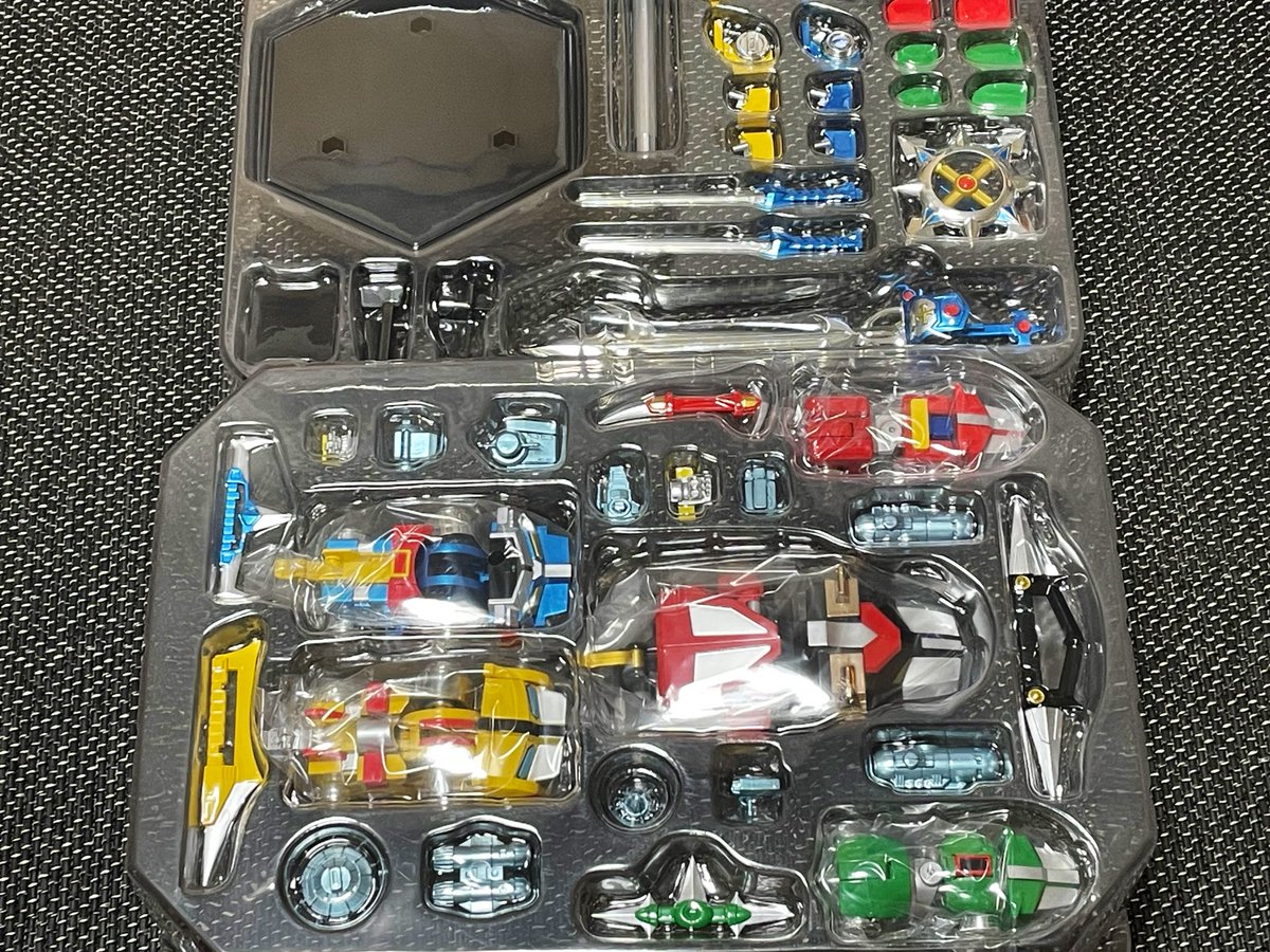 suzukiti's tweet photo. ギブアップせい！
ダイラガーに続いてゴライオンもお迎え
#ES合金
#百獣王ゴライオン
#lionforce
#voltron https://t.co/1yeOyDqRpn