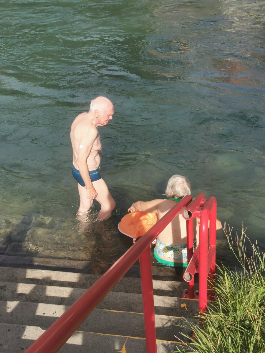 FrdricCostes's tweet image. Nager dans l'Aare emporté par son courant furieux et rafraîchissant, c'est pour tous : jeunes, moins jeunes et toutous. Quand Berne devient une station balnéaire.
#Paradis 🇨🇭