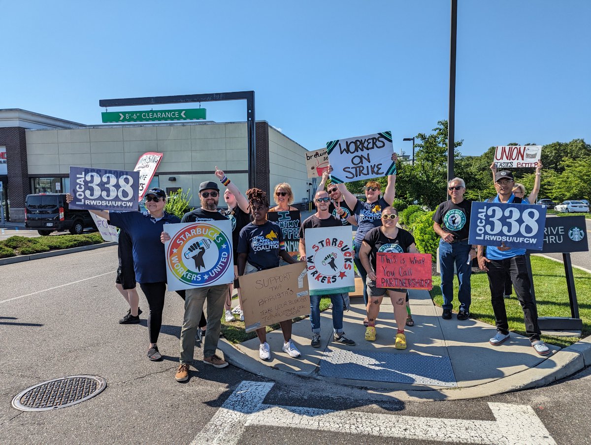 WorkersUnitedNY's tweet photo. And at the Farmingville store, workers are joined by community and labor allies and our good friend Scabby the rat for a picket outside the store! 

Stop by today to show your support: 2280 N Ocean Ave, Farmingville, NY https://t.co/XJcjyEijVC