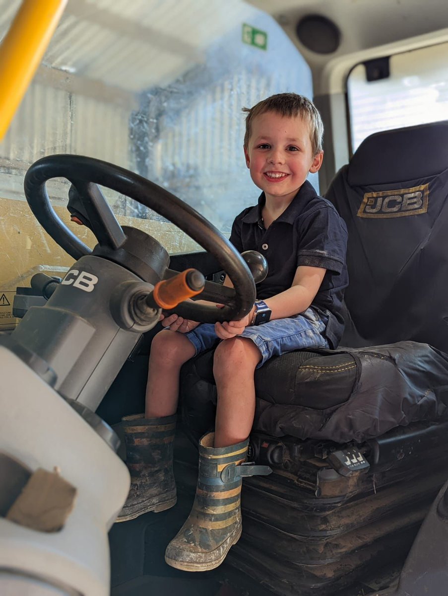 🚜 Tractor-mad Harry has been diagnosed with autoimmune encephalitis, leaving him unable to move or talk.

His parents have asked for 'get well soon' messages from farmers, to help cheer him up in his recovery.

PLEASE GET INVOLVED AND SHARE.