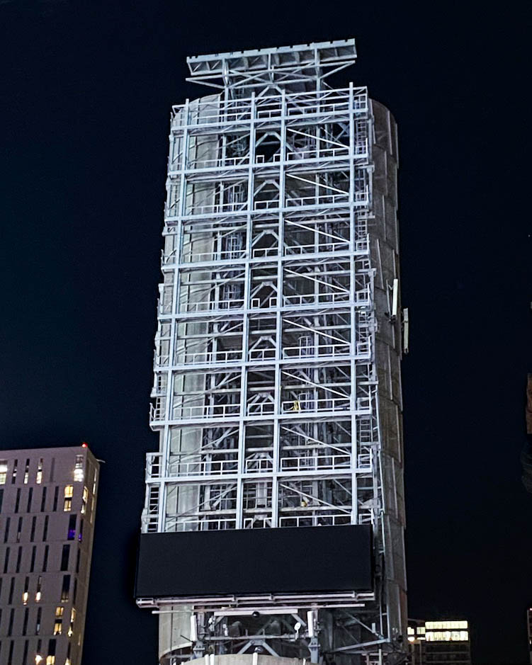mediaresources's tweet photo. Our Rogers Tower in Toronto's vibrant Dundas Square, completed for @brandedcities. A light-blocking mitigation system that minimizes light pollution in a light polluted city, thanks to our light mitigation technology🤩
#SITELINE #visioniQ #rogerstower #dundassquare https://t.co/NOIZNWE8qg