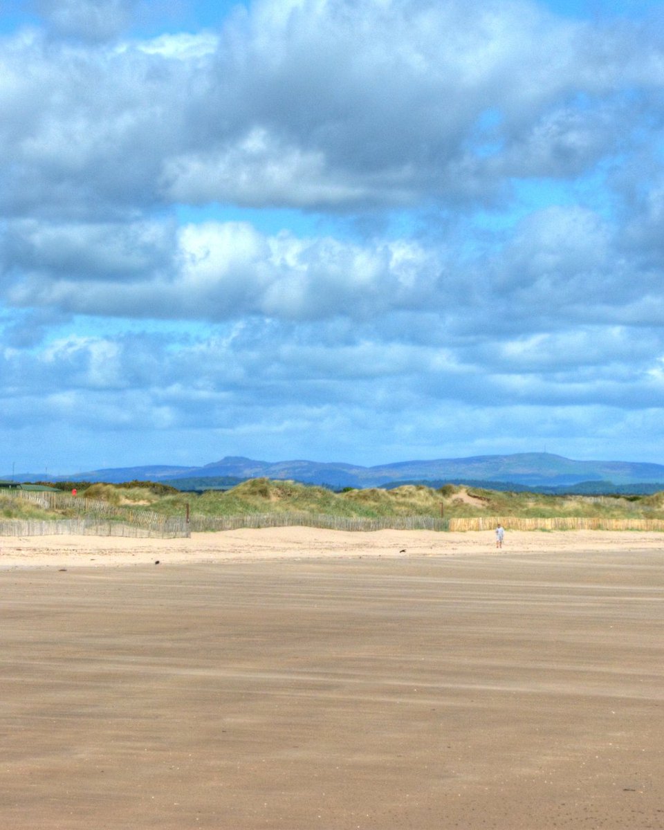 𝐓𝐚𝐤𝐞 𝐬𝐨𝐦𝐞 𝐭𝐢𝐦𝐞 𝐨𝐮𝐭 𝐨𝐟 𝐲𝐨𝐮𝐫 𝐡𝐨𝐥𝐢𝐝𝐚𝐲 𝐭𝐨 𝐫𝐞𝐥𝐚𝐱 at St Andrews West Sands Beach - peaceful vibes, salty air, and scenery for days 🌊🐚

#ArdgowanAdventures