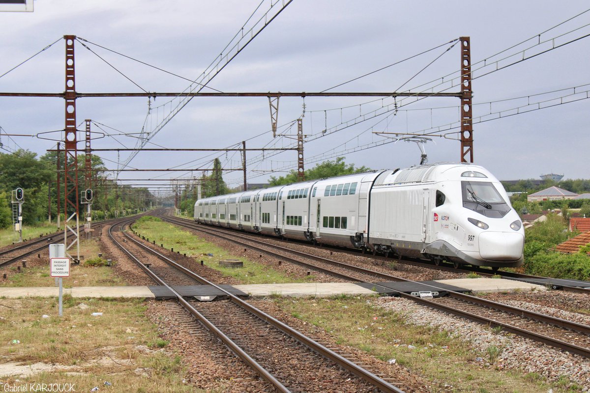 GabrielVk9's tweet photo. [#Lundiphoto]

La rame PS2 (997) assurant son deuxième tour pour Melun cette après midi 🛤️

#photosncf #sncf #train #cesson #paris #trainspotting #france #tgv #highspeed #tgvm  #canon2000d #canon #summer @TGVINOUI #picoftheday https://t.co/YC4jhwnwTC