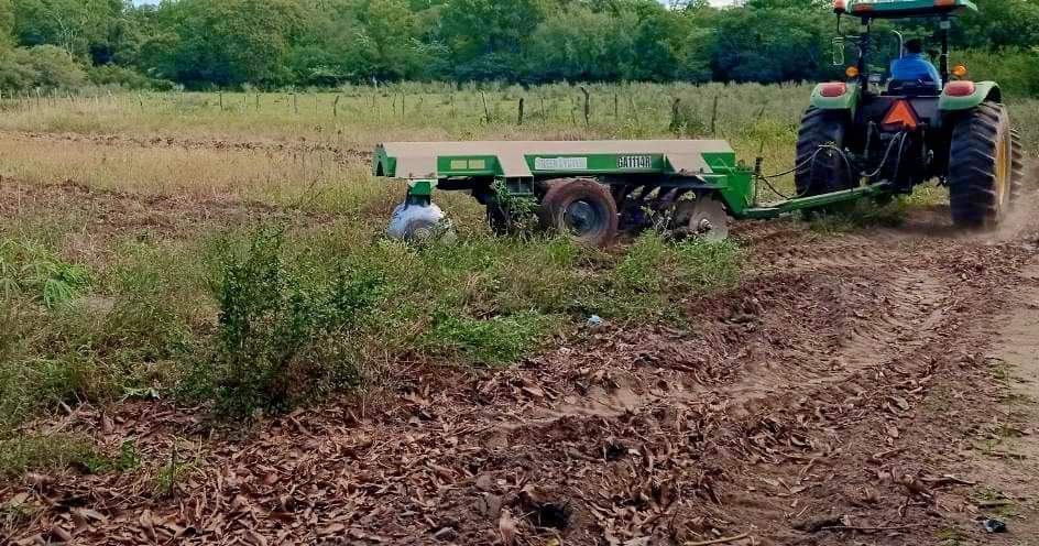 MuniPilarPy's tweet photo. #DesarrolloProductivo 👉 Iniciamos los trabajos de preparación de suelo (arado) gratuito para la siembra directa de productos de autoconsumo familiar en la compañía #Yataity 🌱👨🌾🚜 Informamos además que contamos con semillas de maíz 🌽.. https://t.co/lxdUb0PuRF