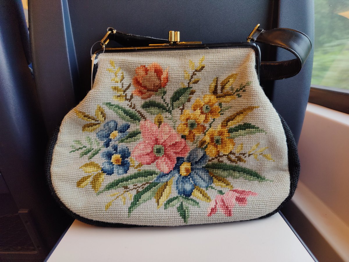 Gevonden in een vintage winkel in Utrecht! 
Hij stinkt nog wel, en ik wil het handvat vervangen voor een fijnere, maar ik ben er heel blij mee!