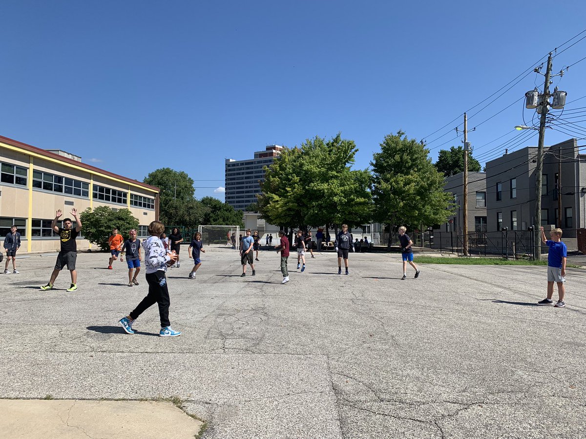 brynn_kardash's tweet photo. Fourth graders working on essential agreements at CFI 2.  Also, so grateful for this beautiful weather so our students can be outside for recess!  Excited for the opportunity to support this school this year! @AmyWackerly #IPSFirstDay #WatchUsWork https://t.co/mbpHiAApnM