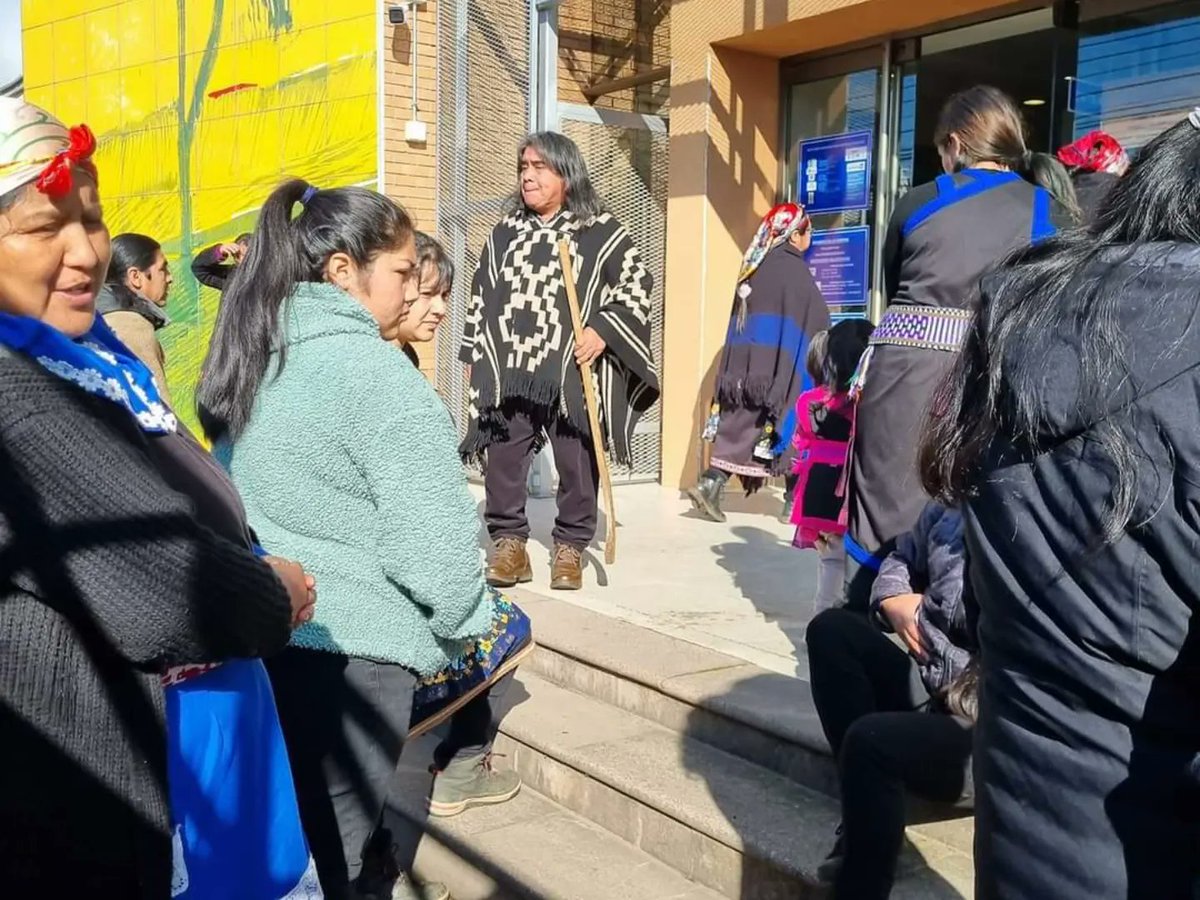 tv_piola's tweet photo. Acaban de ingresar el lonko, werkenes y familiares hacia la audiencia de formalizacion de los 11 de los 17 lamgenes que seran formalizados por secuestro. 
Pero informaron que los jueces titulares de este tribunal de angol estan con licencia medica. https://t.co/TcsQIeUMsh