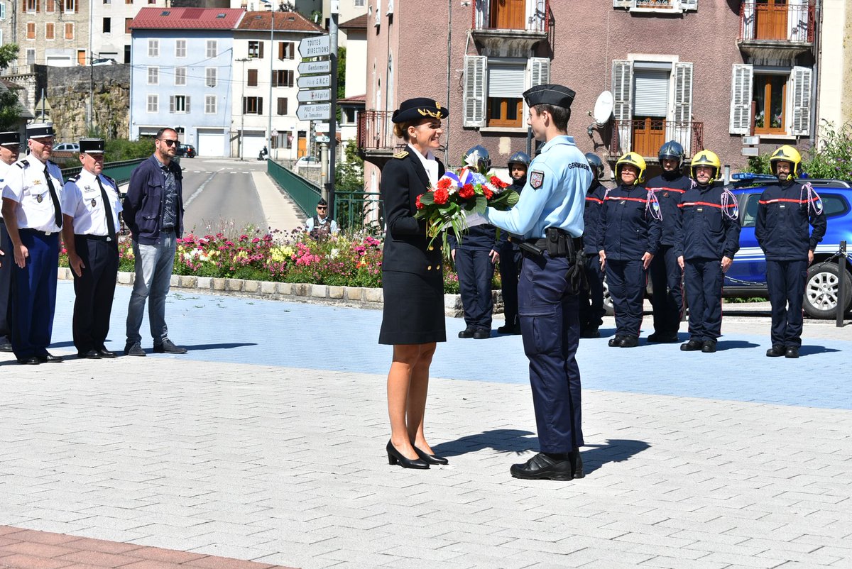 Prefet39's tweet photo. 🇨🇵 Nommée sous-préfète de l'arrondissement de Saint-Claude, Mme Sophie DEKNUYDT a pris officiellement ses fonctions ce lundi 31/07 par un dépôt de gerbe au monument aux morts de la ville, en présence des élus, des autorités civiles et militaires et des associations patriotiques. https://t.co/RANZuLfM7m