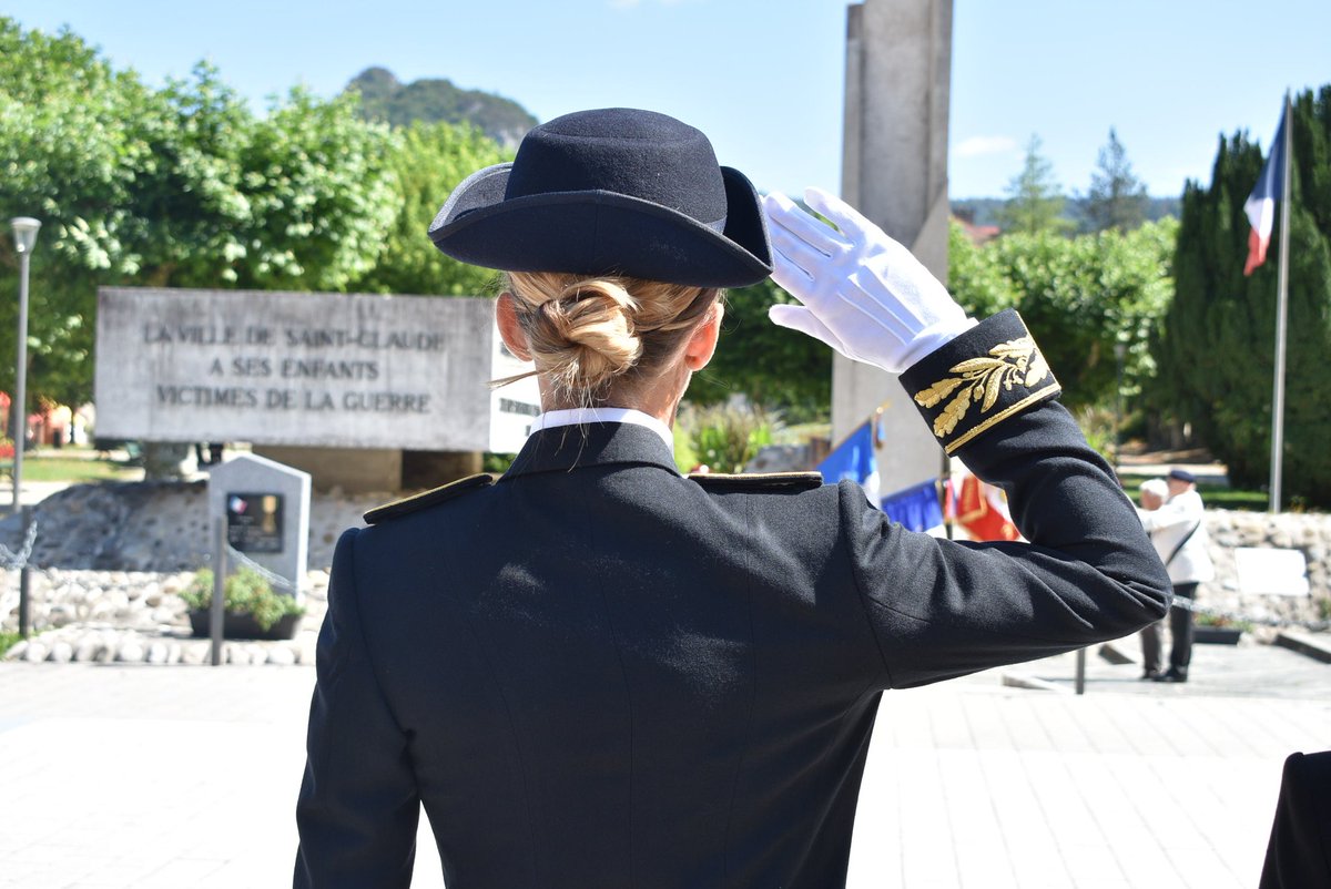 Prefet39's tweet photo. 🇨🇵 Nommée sous-préfète de l'arrondissement de Saint-Claude, Mme Sophie DEKNUYDT a pris officiellement ses fonctions ce lundi 31/07 par un dépôt de gerbe au monument aux morts de la ville, en présence des élus, des autorités civiles et militaires et des associations patriotiques. https://t.co/RANZuLfM7m