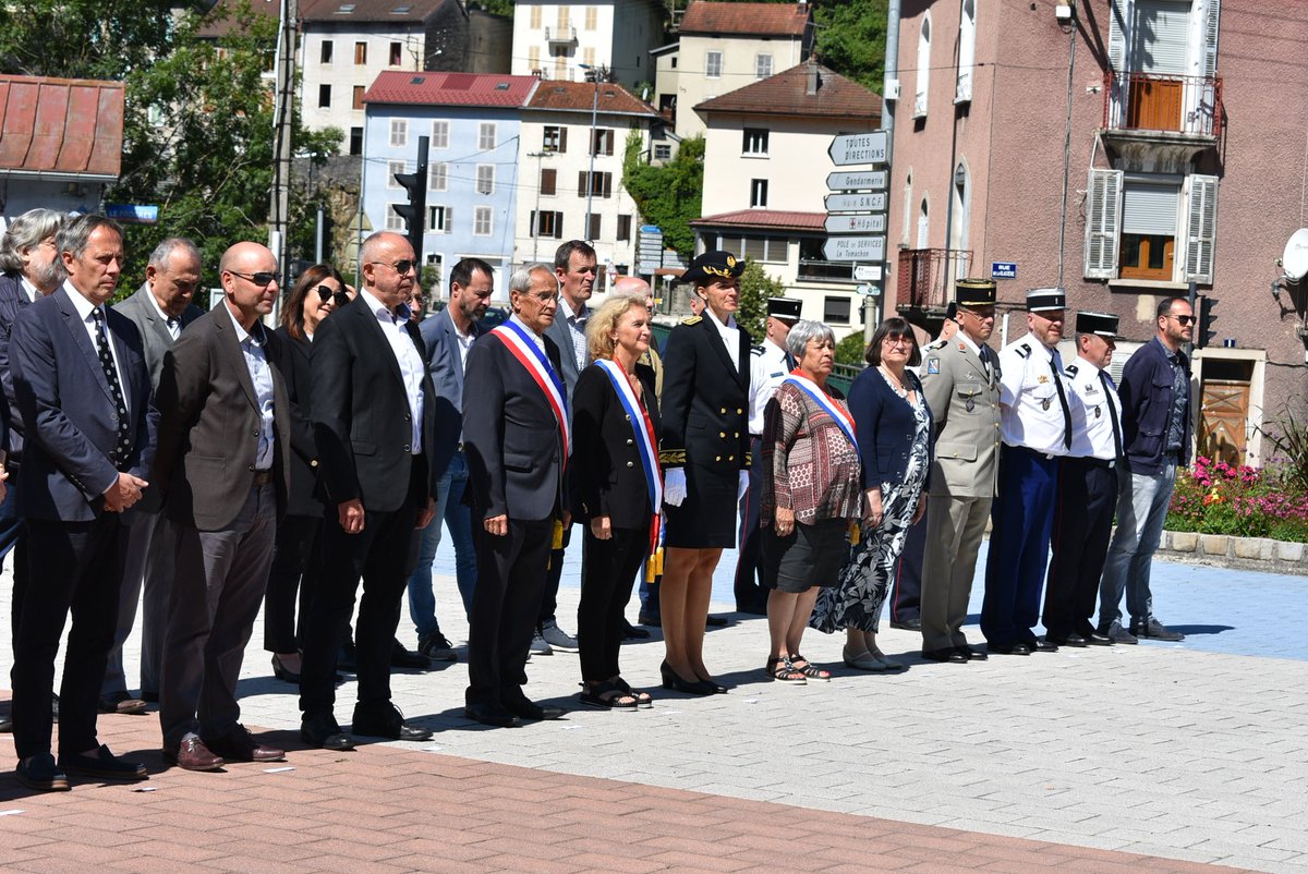 Prefet39's tweet photo. 🇨🇵 Nommée sous-préfète de l'arrondissement de Saint-Claude, Mme Sophie DEKNUYDT a pris officiellement ses fonctions ce lundi 31/07 par un dépôt de gerbe au monument aux morts de la ville, en présence des élus, des autorités civiles et militaires et des associations patriotiques. https://t.co/RANZuLfM7m