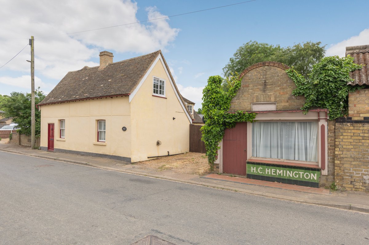 Gavin_human1's tweet photo. FOR SALE - A beautiful  Grade II cottage 
Behind an unassuming front this spacious accommodation has so much to offer, including a purpose built Garden Suite with Garden Room and Home Office. Click on the link to view the video tour https://t.co/bDxw8wsFEU
#GavinHuman https://t.co/5oAhjuPvyz