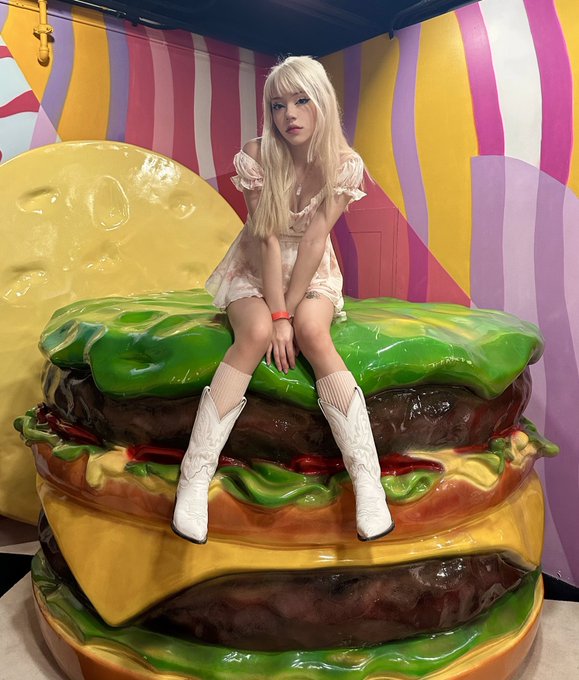 dude im. sitting on a burger https://t.co/DlY8jw2ESn