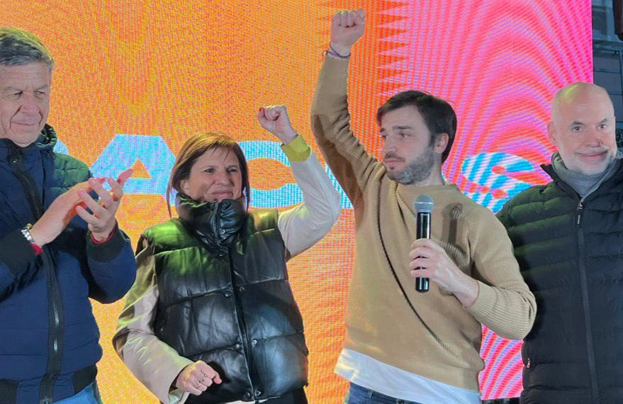 rlopezmurphy's tweet photo. 👉 En 2021, @patobullrich y @NachoTorresCH lucharon y lograron los senadores que necesitábamos para que CFK pierda el quorum en el Senado. 
👉 En 2022, frenamos la Ley de Lemas en Chubut.
👉 En 2023, Torres es el nuevo Gobernador.

La fuerza del cambio es imparable. https://t.co/t1b4HZPIen