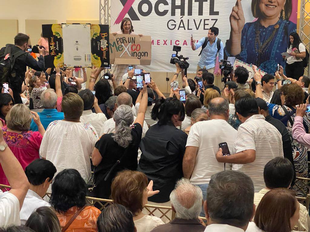 Los que queremos un México mejor somos más .💪📷Gracias #Mexicali por demostrarle a Xóchitl todo su apoyo y cariño 📷   No la dejemos sola y si🫶🏼
