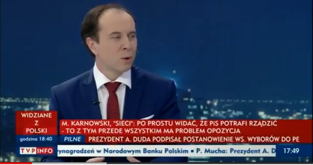 Woz_Piotr's tweet photo. #Janoszek i film @K_Stanowski przypomnieli mi o wymyśleniu, i stworzeniu przez #TVP fikcji pod roboczą nazwą "redaktor naczelny Agencji Informacyjnej". Różnica jest tylko taka, że tu zaangażowano publiczne pieniądze. Zarejestrował firmę AI i obsadził się w roli rednacza. Po co? Ano dobrze wygląda na pasku @WiadomosciTVP i jest podstawa do obierania gigantycznych przelewów z publicznych pieniędzy. Nigdy nie pracował w mediach, nie ma zielonego pojęcia o pracy redakcji, bo jej nigdy nie widział. Można przecież zarejestrować Usługi Stolarskie, ale nie potrafić zrobić krzesła. Ale w tym przypadku krzeseł nie ma, a pieniądze płyną.