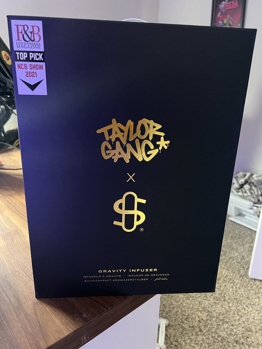 highmindai's tweet photo. Ok so we finally got a @StundenglassInc  piece and of course we had to do the @wizkhalifa @TaylorGang  version.  Unboxing tonight on #twitch and doing dab hits from the @GPen hyer.  https://t.co/qnsQa9TNKH #cannabis #stoner #420life #thc #thca @HempiesCo #stoked https://t.co/yVN5UjebTG