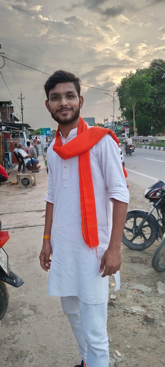 Kshitijdwivedii's tweet photo. बहराइच मे मैंने मजलिस की सभा मे ब्रज भूषण को आरोपी बता दिया  महिला के शोषड़ का

To नोटिस जारी कर दिया मेरे ऊपर

@ShakirMohammed_
@aimim_national
@asadowaisi https://t.co/X9ospv4aVK