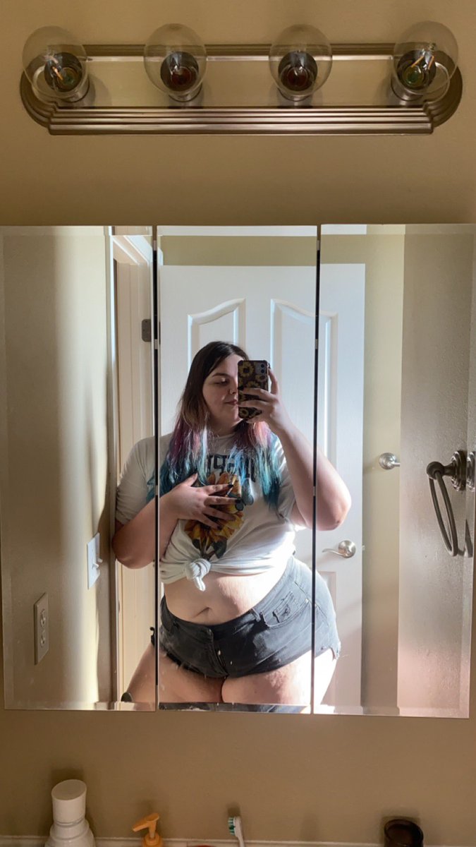 snowbunny6199's tweet photo. I love shorts seasonππ₯΅
#OFThick #OF #BuyContent #OFBBW #Thicc #FatAss #ThickThighs #PrettyEyes https://t.co/D8ZYGV91ze