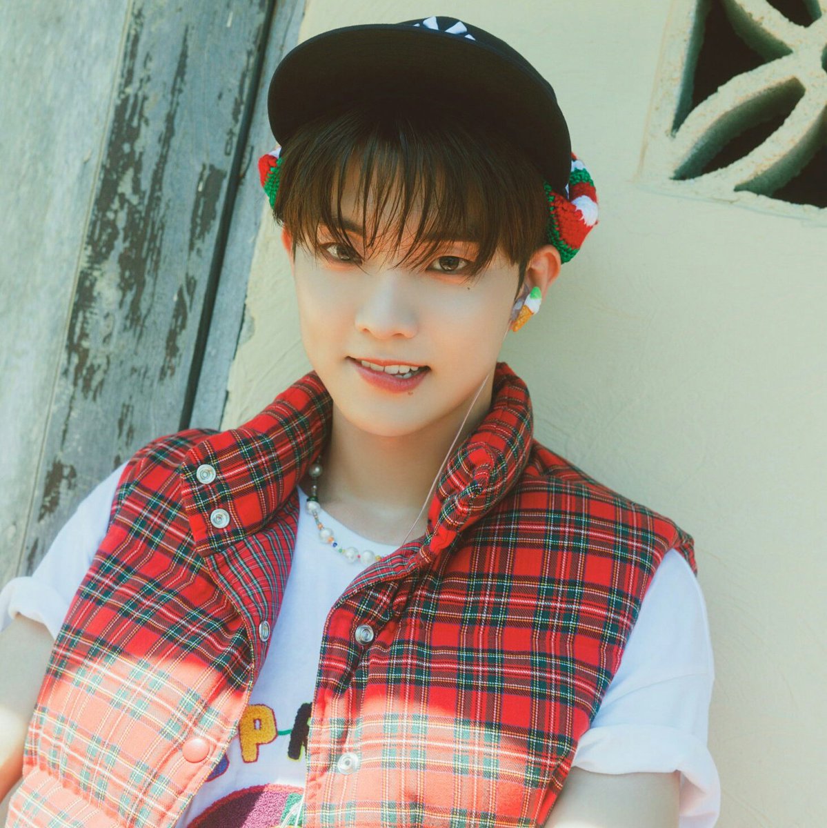 biting his lips😭😭😭