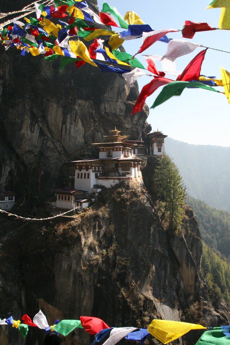 SimplyBhutan's tweet photo. Fluttering prayer flags and the magnificent view of the iconic Taktsang Monastery (Tiger's Nest). A must visit site while in #Bhutan #traveltips #bhutantravel #tourismbhutan For more info - https://t.co/mGpmYCE3wa https://t.co/NET7iU1Ur9