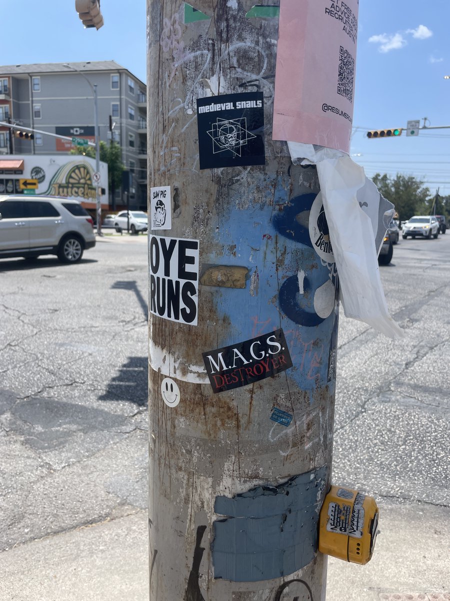 SoundWaveATX's tweet image. The new @elliott_mags album comes out this Friday.... but you can go get some free pop-sockets and stickers NOW at @AntonesRecords !!! Pre-save 'Destroyer' now with the link below
ffm.to/destroyer
#orchardambassador #mags #destroyer #newmusic #austin