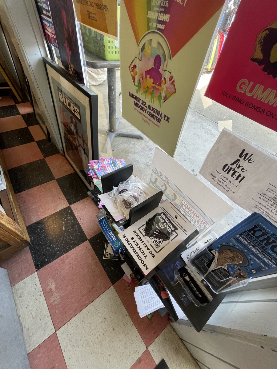 SoundWaveATX's tweet image. The new @elliott_mags album comes out this Friday.... but you can go get some free pop-sockets and stickers NOW at @AntonesRecords !!! Pre-save 'Destroyer' now with the link below
ffm.to/destroyer
#orchardambassador #mags #destroyer #newmusic #austin