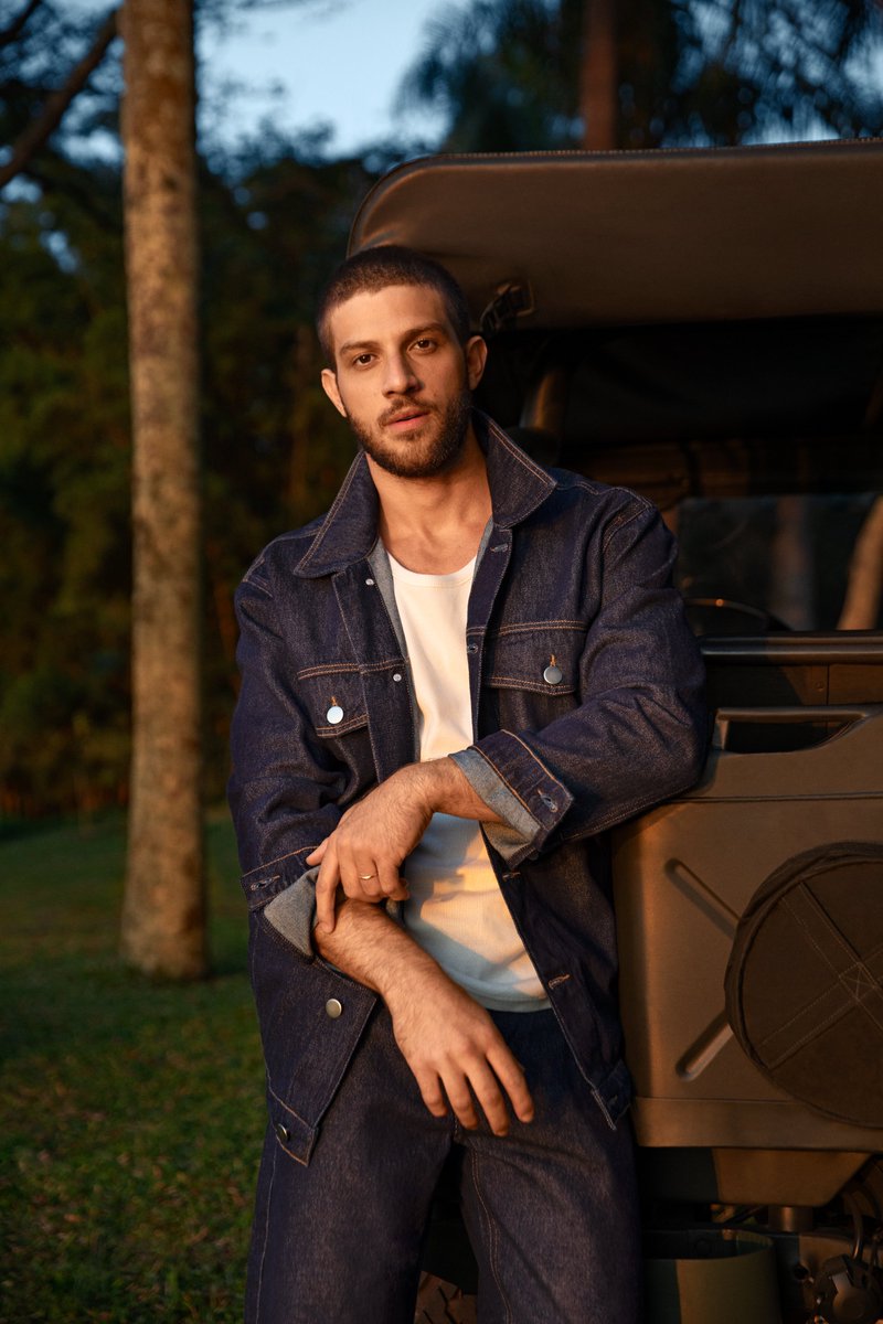 Hering_Oficial's tweet photo. As escolhas do @chaysuede pra esse #DiaDosPais tão incríveis! Um baita presente pro seu pai, que tal? 👀🎁

#CopieOLook

Jaqueta Jeans https://t.co/9pSJrGg52v
Calça Jeans https://t.co/WqavyFYwJM
Regata em Ribana https://t.co/EDCVWXJ4kz https://t.co/HcTDdZmHQQ