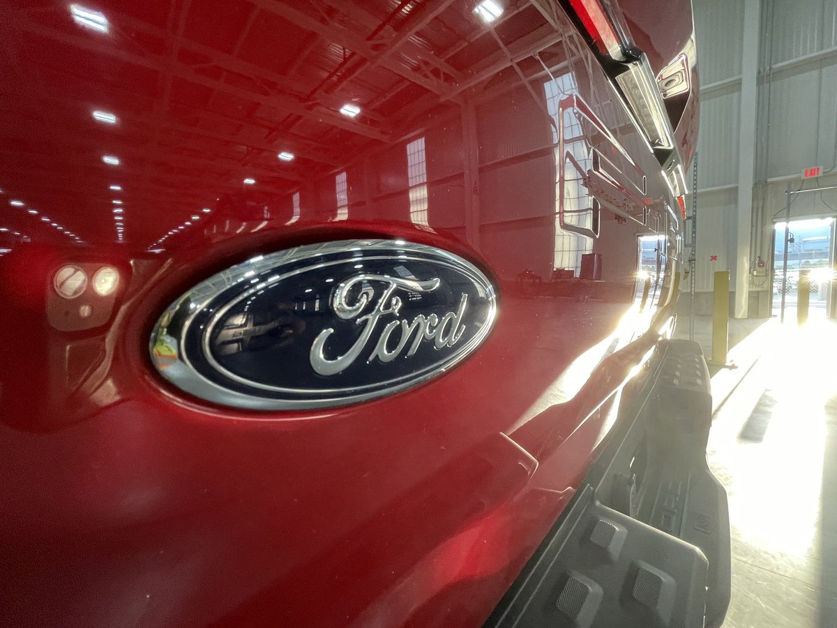 Matturoffact's tweet photo. A bright sunny new day shining on the newly expanded @Ford Rouge Electric Vehicle Center #REVC about to triple our output of the best selling @FordTrucks #EV #F150lightning #WeAreFord #Fordinsiders #blueovalbuilt
@FordPro let’s keeping charging ahead @jimfarley98 !⚡️!⚡️! https://t.co/539c9jv6d0