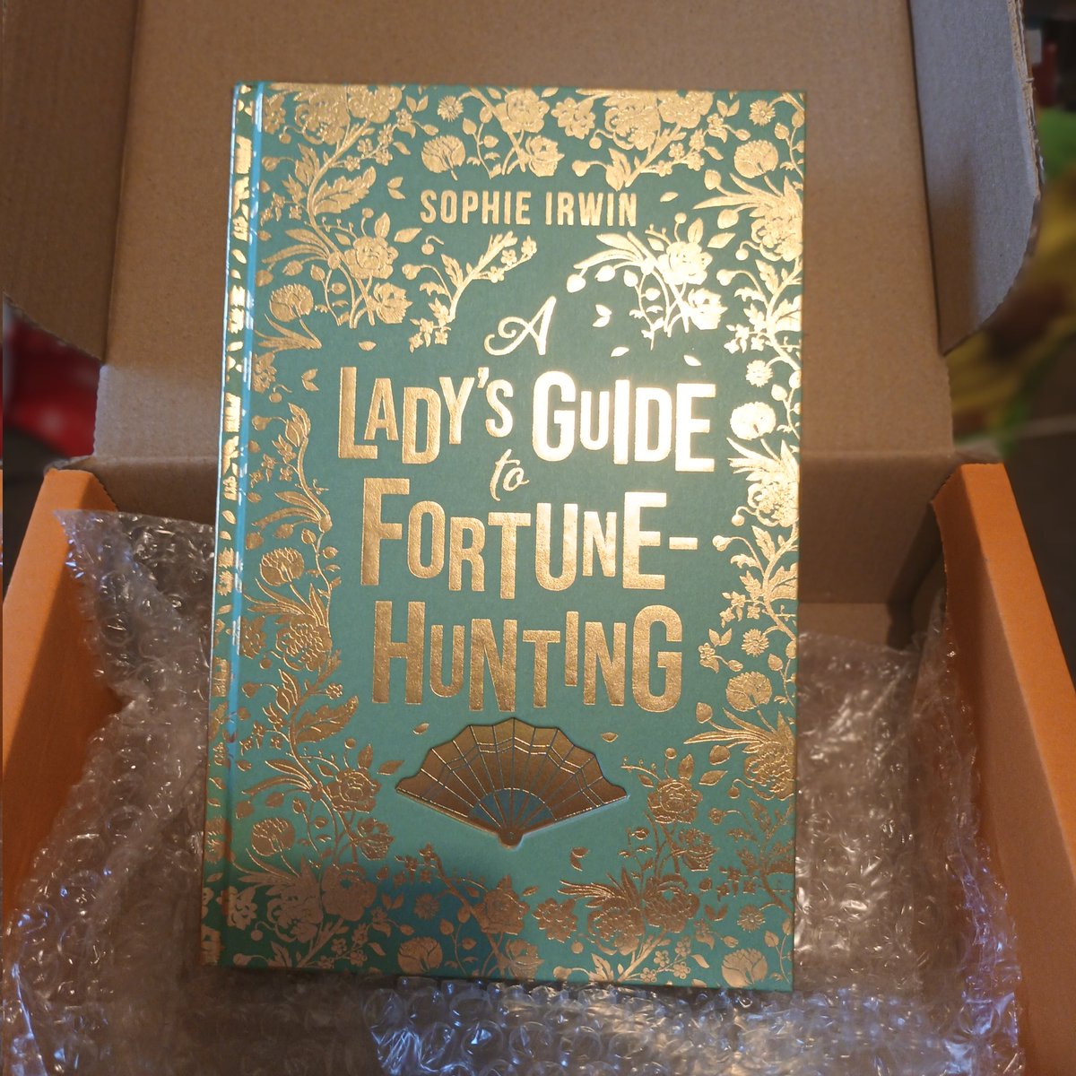DebbieBlackma14's tweet image. What a gorgeous beautiful stunning edition of #ALadysGuidetoFortunehunting by @SophieHIrwin . I&apos;m absolutely speechless at how pretty this edition (signed bookplate too) by @illumicrate is. Lucky I have read and loved it as I almost don&apos;t want to open it. #ALadysGuide #Ladysguide