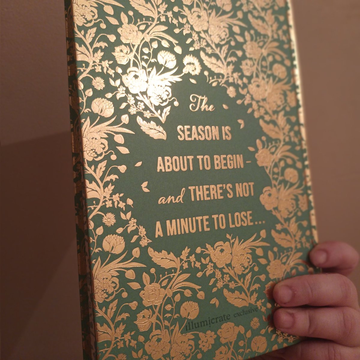 DebbieBlackma14's tweet image. What a gorgeous beautiful stunning edition of #ALadysGuidetoFortunehunting by @SophieHIrwin . I&apos;m absolutely speechless at how pretty this edition (signed bookplate too) by @illumicrate is. Lucky I have read and loved it as I almost don&apos;t want to open it. #ALadysGuide #Ladysguide