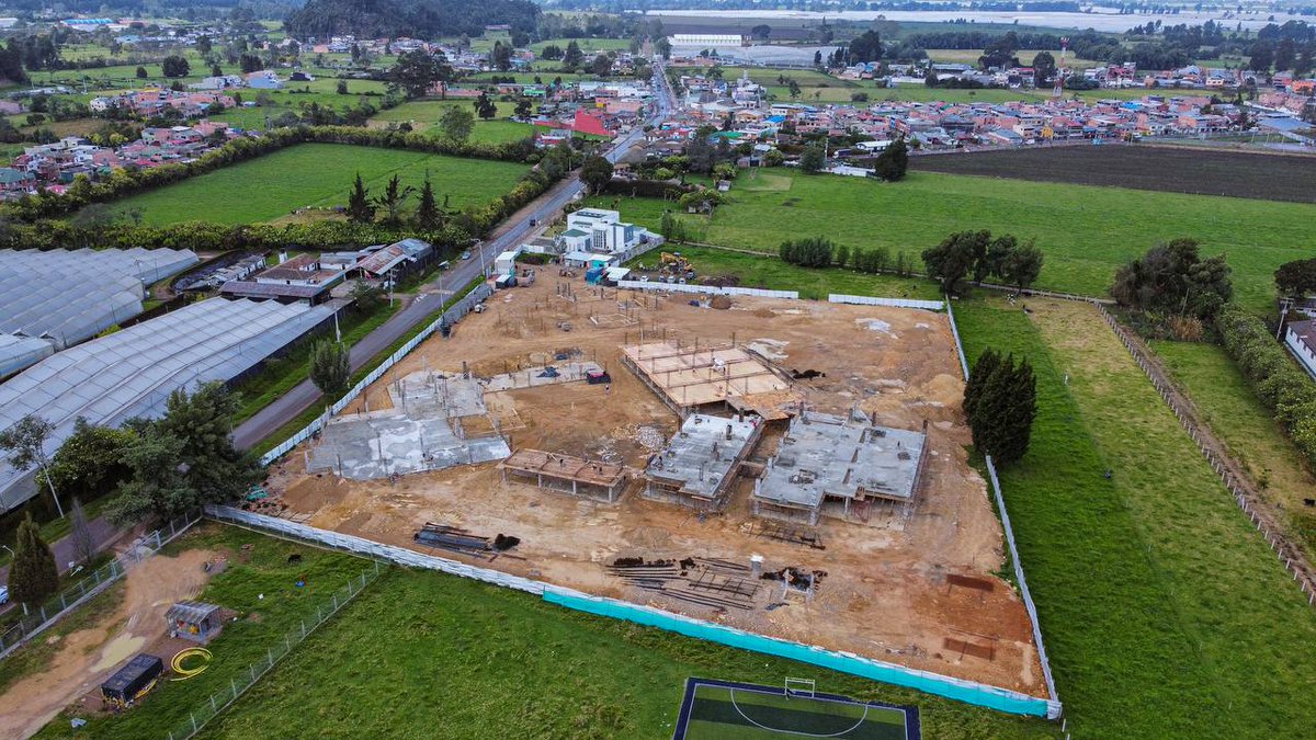 #Obras || En #Madrid estamos construyendo uno de los colegios más grandes de #Cundinamarca. Aulas especializadas, áreas recreodeportivas, etc. 
Mil nuevos estudiantes, $12 mil millones de inversión. 
2do megacolegio de las mismas características que entregaremos durante el Gno.