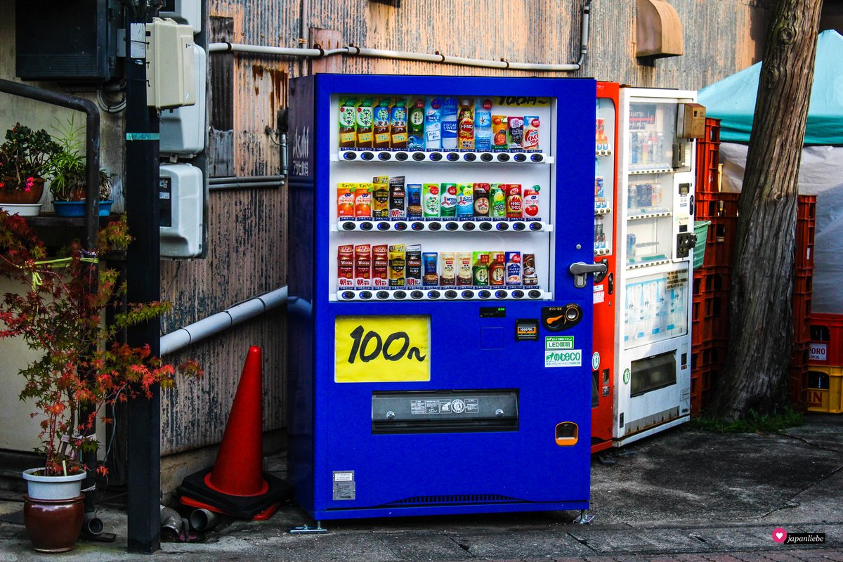 japanliebe's tweet photo. Japan ist berühmt für die Fülle an Getränkeautomaten. Diese sieben ungewöhnlichen Drinks solltest du probieren: https://t.co/DxxyAlFmQU

#japan #japanliebe https://t.co/XJVL43JYHy